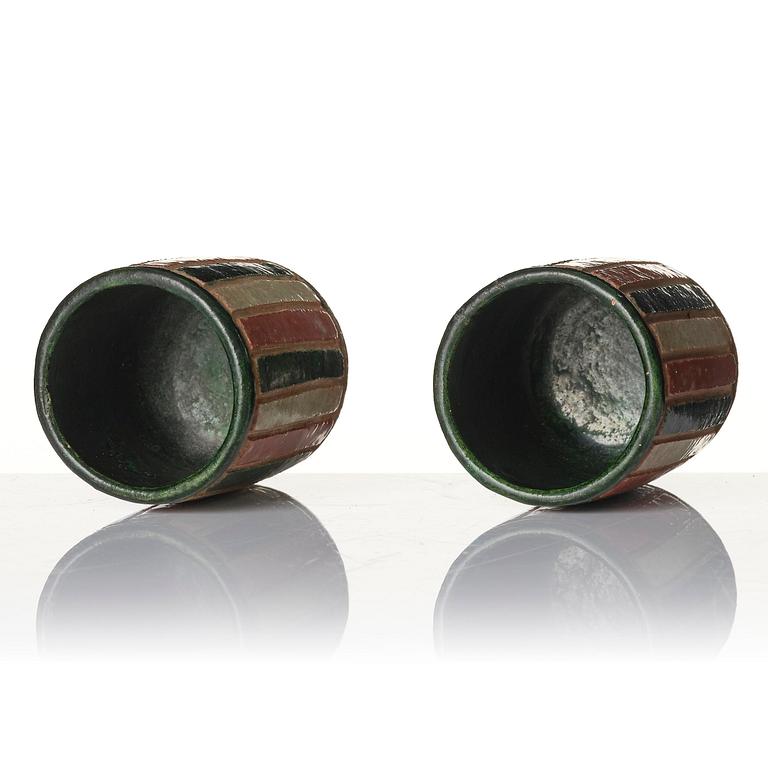 Koppar, två stycken, keramik samt kanna, porslin. Qing dynastin, 1800-tal.