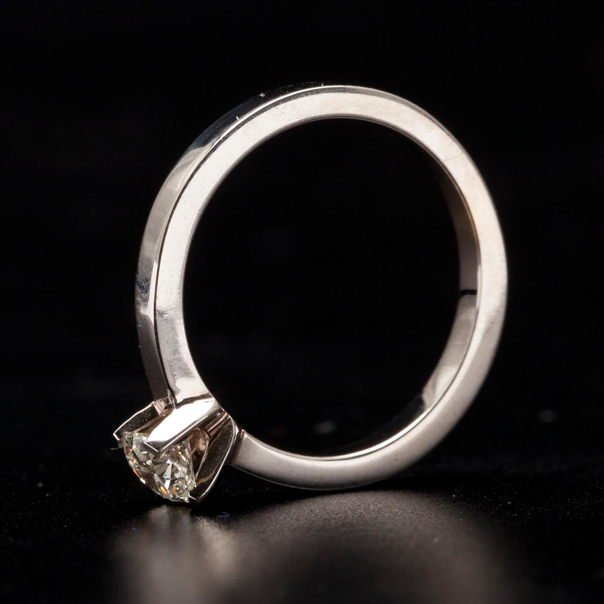 RING, vitguld 14K, briljantslipad diamant 0,41 ct. Vikt 3,4 g.