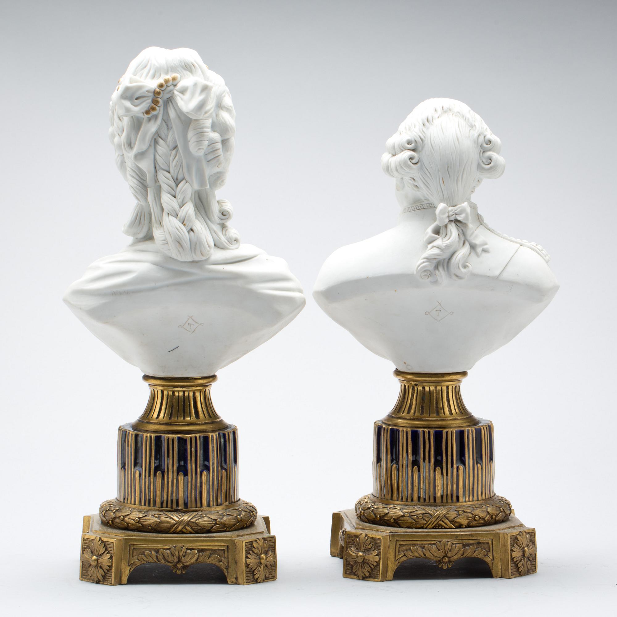 PORTRÄTTBYSTER, ett par, biskvi och brons, Sevres-liknande märkning. 1800-talets slut.