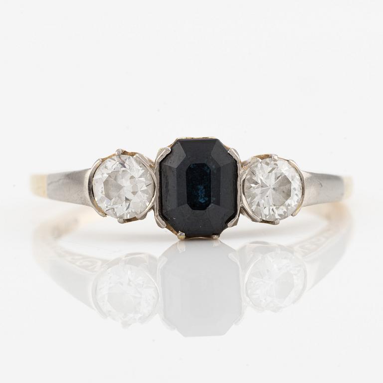 Ring in 18K gold with sapphire and two brilliant-cut diamonds.