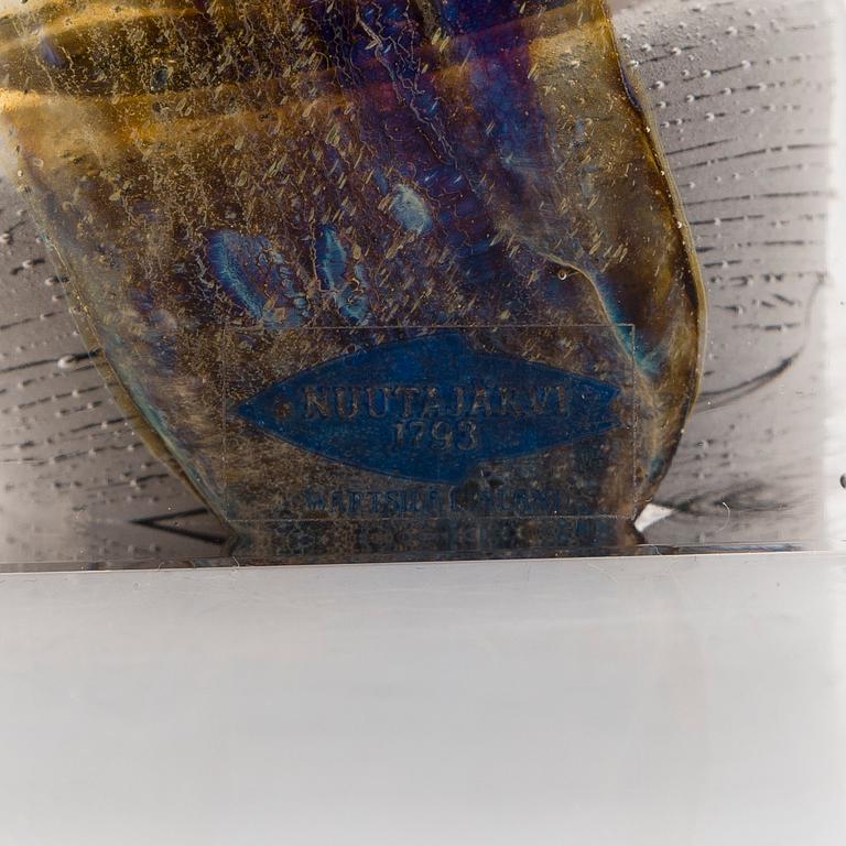 Oiva Toikka, an annual glass cube, signed Oiva Toikka, Nuutajärvi 1977 and numbered 119/2000.