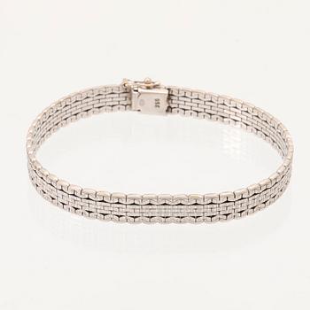 An 18K white gold bracelet.