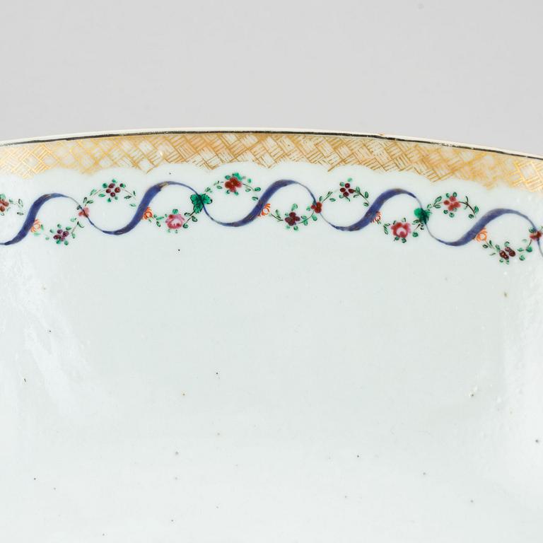 A pair of famille rose punch bowls, Qing dynasty, Qianlong (1736-95).