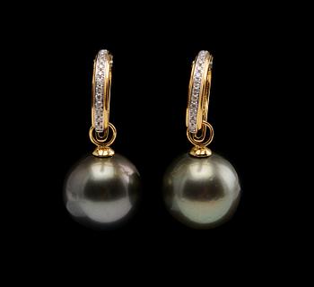 A PAIR OF EARRINGS, tahitian pearls c. 13 mm. 18K gold, brilliant cut diamonds 0.123 ct. Goldweight 2,2 g.