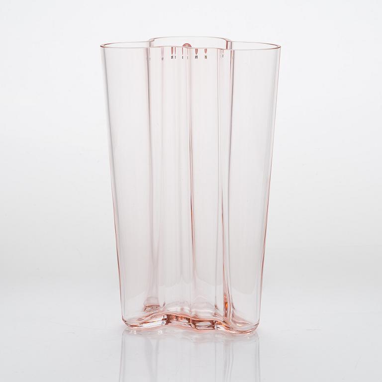 Alvar Aalto, A glass vase "Savoy", Iittala 2000s. Marked Iittala.