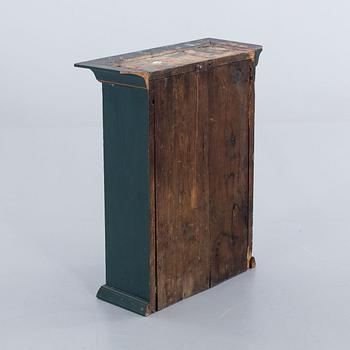 VÄGGSKÅP, allmoge, 1800-tal.