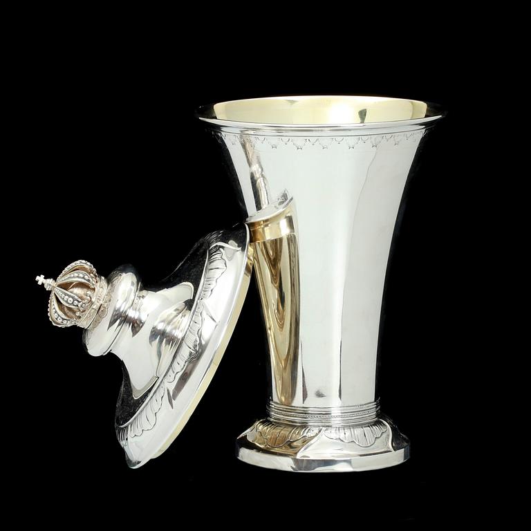 POKAL MED LOCK, silver. Gustav Mölleborg, Stockholm 1906. Ca 700 g.