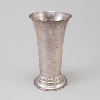 A silver vase by Georg Jensen, Copenhagen 1919. Weight 437 gram.