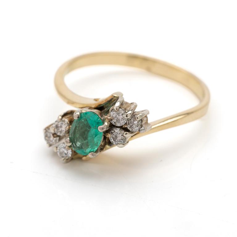 18K gold ring with emerald and diamonds.