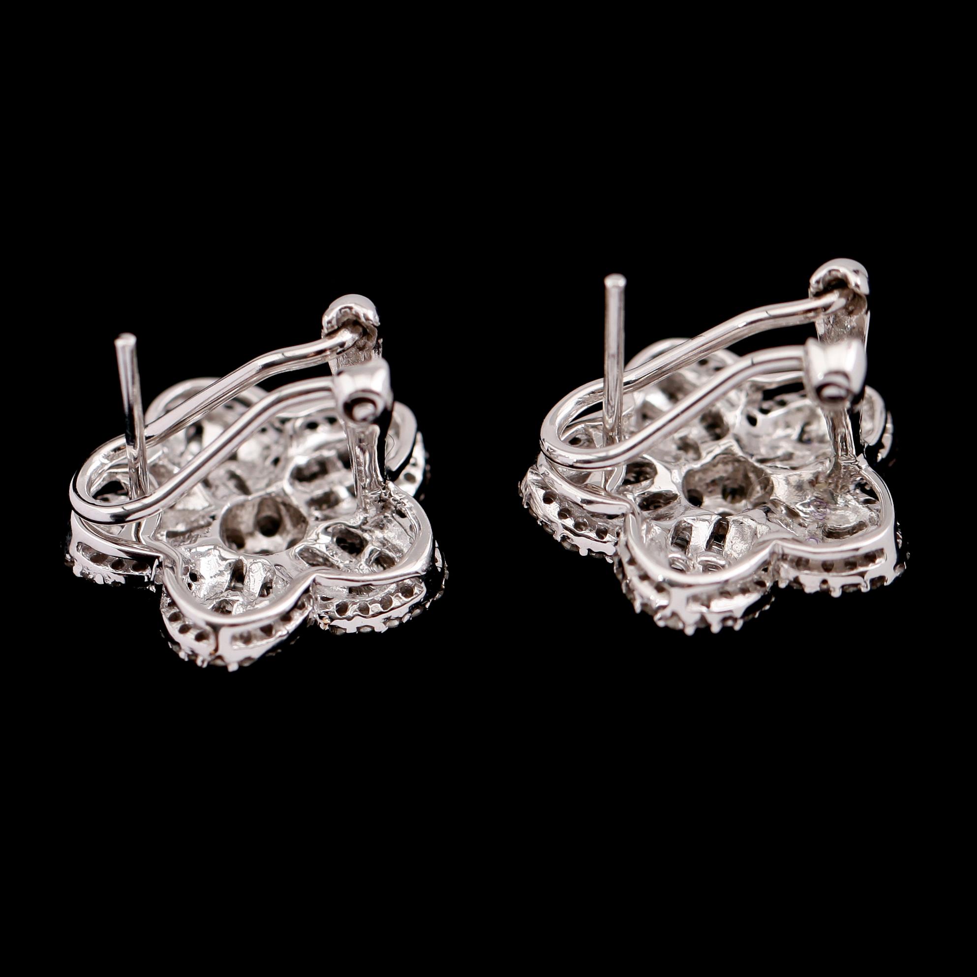 ÖRHÄNGEN, 1 par, 18 k vitguld, briljant och baguetteslipade diamanter tot ca 0.87 ct.