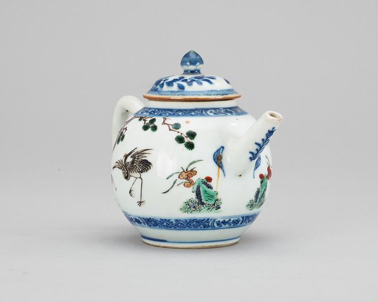 TEKANNA med LOCK, porslin. Qing dynastin. Qianlong (1736-95).