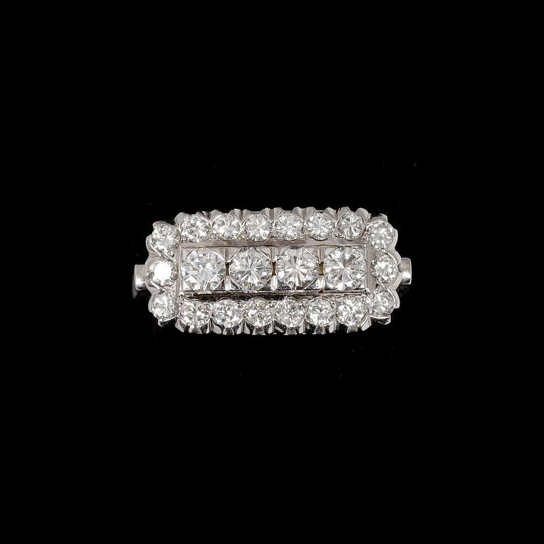 RING, 18k vitguld med briljantslipade diamanter tot ca1,03ct enl grav. Hellström & Åhrling, Stockholm, 1965. Vikt 5,9g.