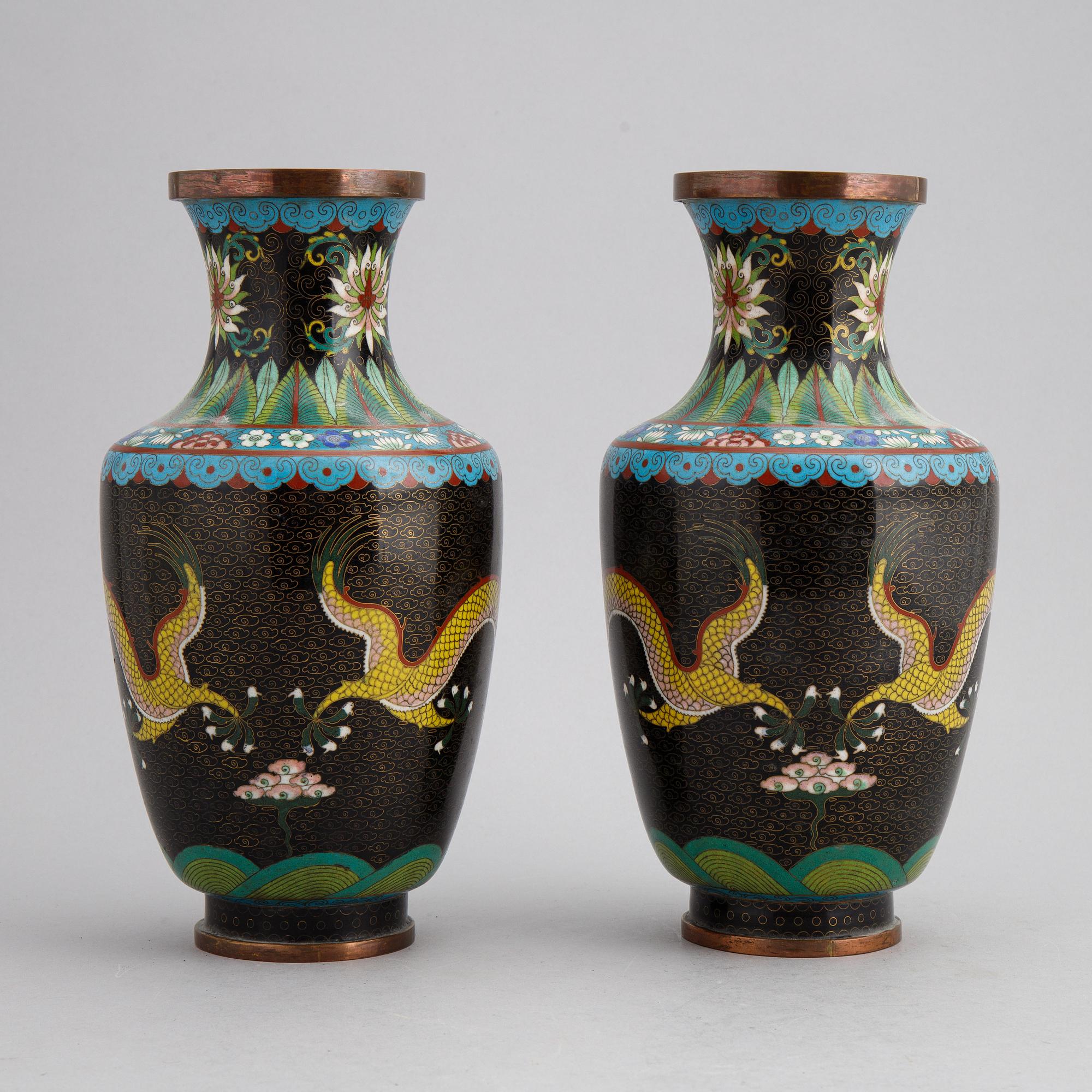 Vaser, ett par, cloissoné, Japan, 1900-tal.