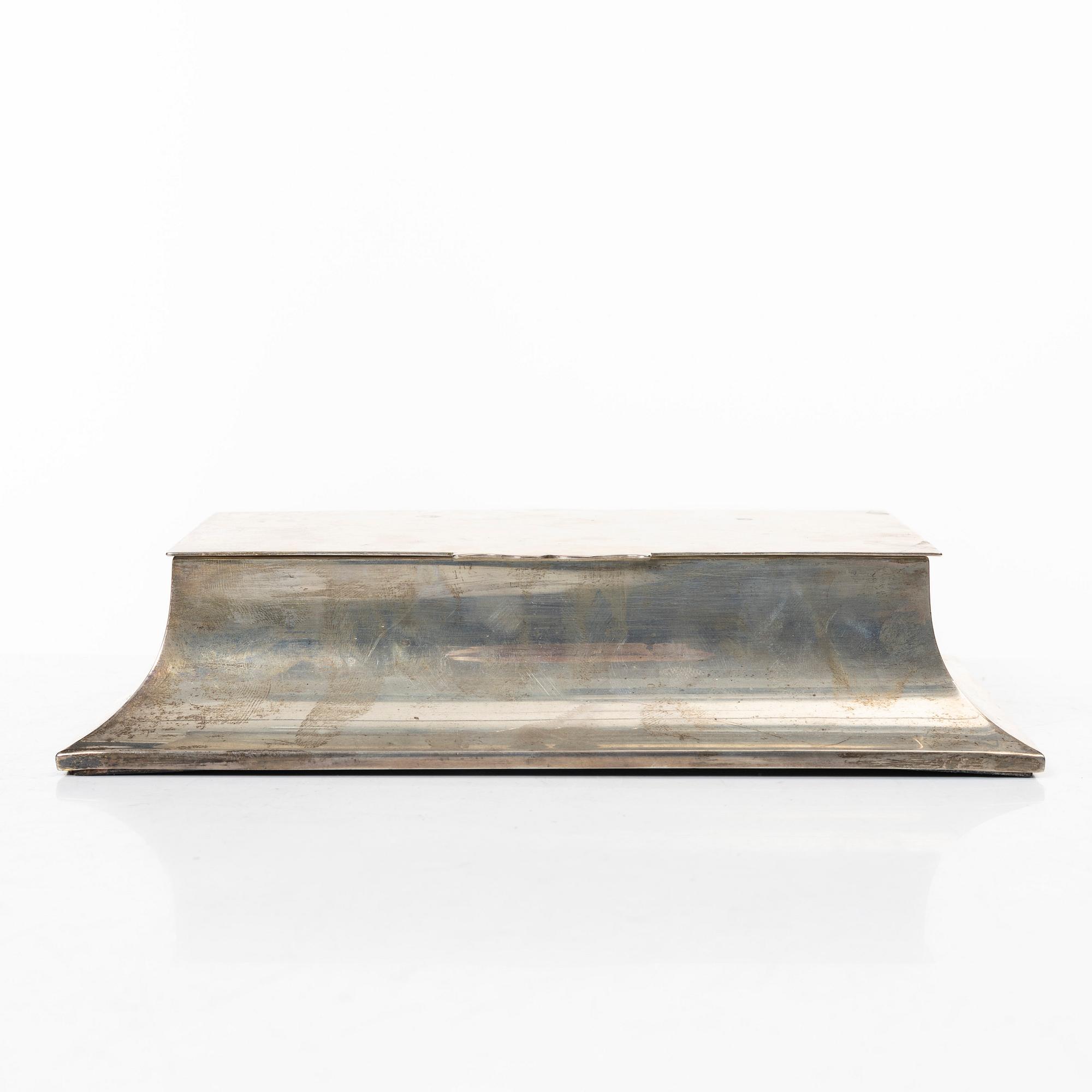 A silver inkwell, Sampson Mordan & Co, London, England, 1913.