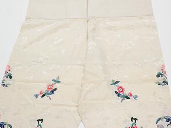 JACKA samt ROCK, broderat siden. Kina, 1900-talets första hälft.