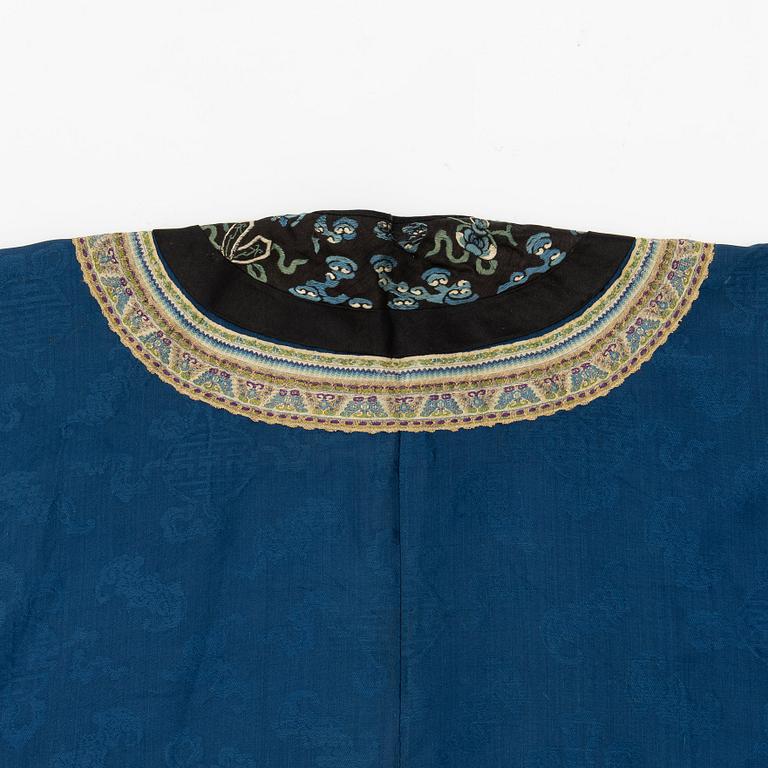 An embroidered Chinse silk jacket, Qing dynasty, late 19th century.