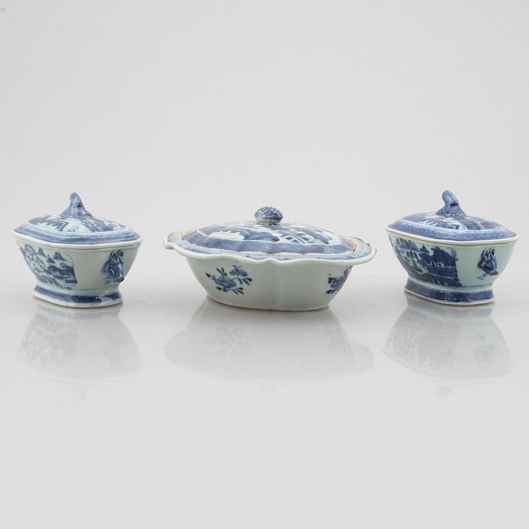 Servisdelar, sju stycken, porslin, Kina, Qingdynastin, 1800-tal.