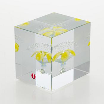 Oiva Toikka, an annual glass cube 2000, signed Oiva Toikka Nuutajärvi 2000, 960/2000.