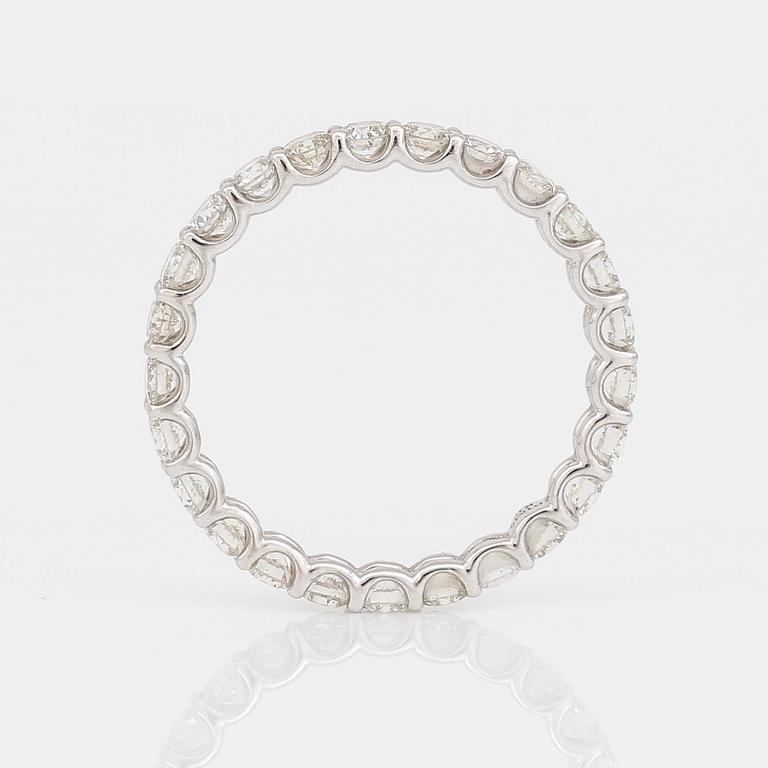 ALLIANSRING, 18K vitguld med briljantslipade diamanter, tot ca 1,65 ct. Total vikt ca 1,58 g.