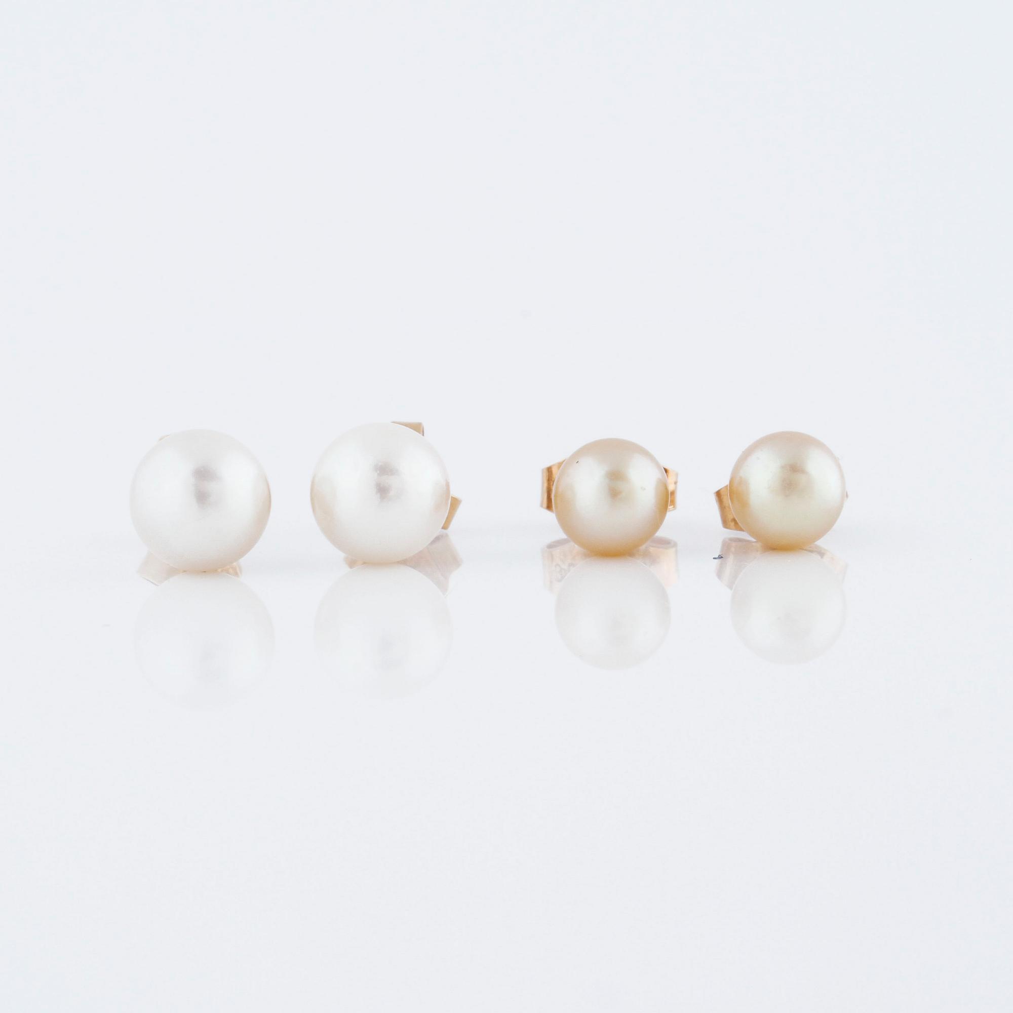 ÖRHÄNGEN, två par, med odlade pärlor. Välgörenhetsauktion Läkare Utan Gränser.