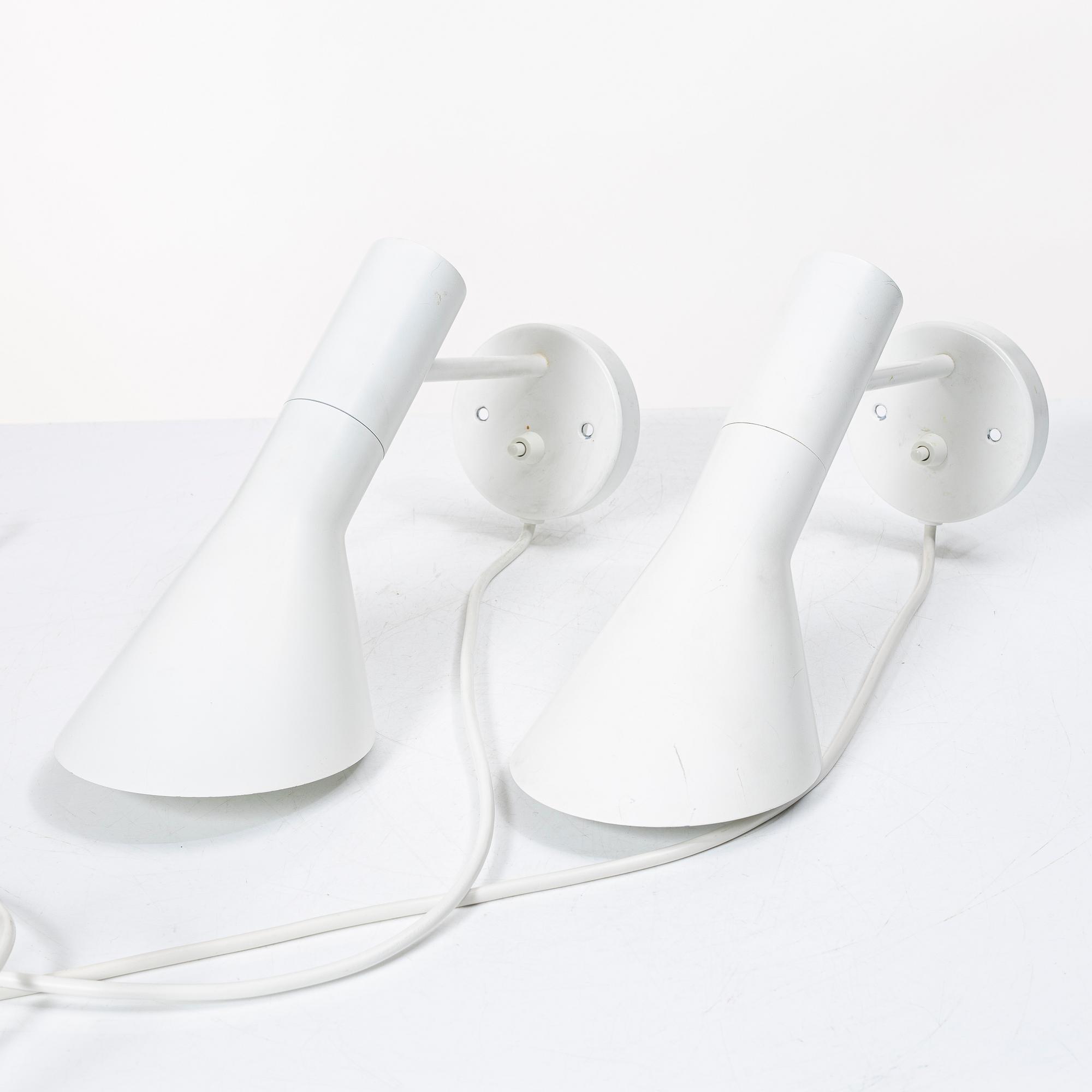 Arne Jacobsen, Wall lamps a pair model 33090 "AJ", Louis Poulsen.