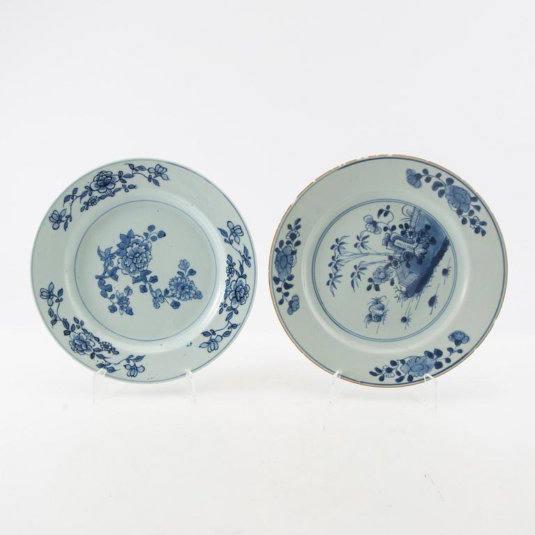 A matched set of four blue and white dinner plates, Qing dynasty, Qianlong (1736-95).