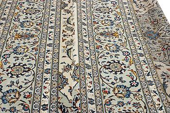 A Kashan carpet, c. 400 x 290 cm.