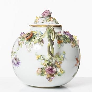 Meissen, a lided porcelain vase, first half of the 20th century.