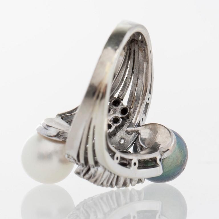 RING, 18K vitguld med odlade saltvattenspärlor samt briljantslipade diamanter ca 0.65 ct.