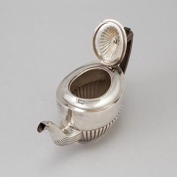 GEORGE NATHAN & RIDLEY HAYES, tepot,, silver, Chester, 1901. toetal weight 378 gram.