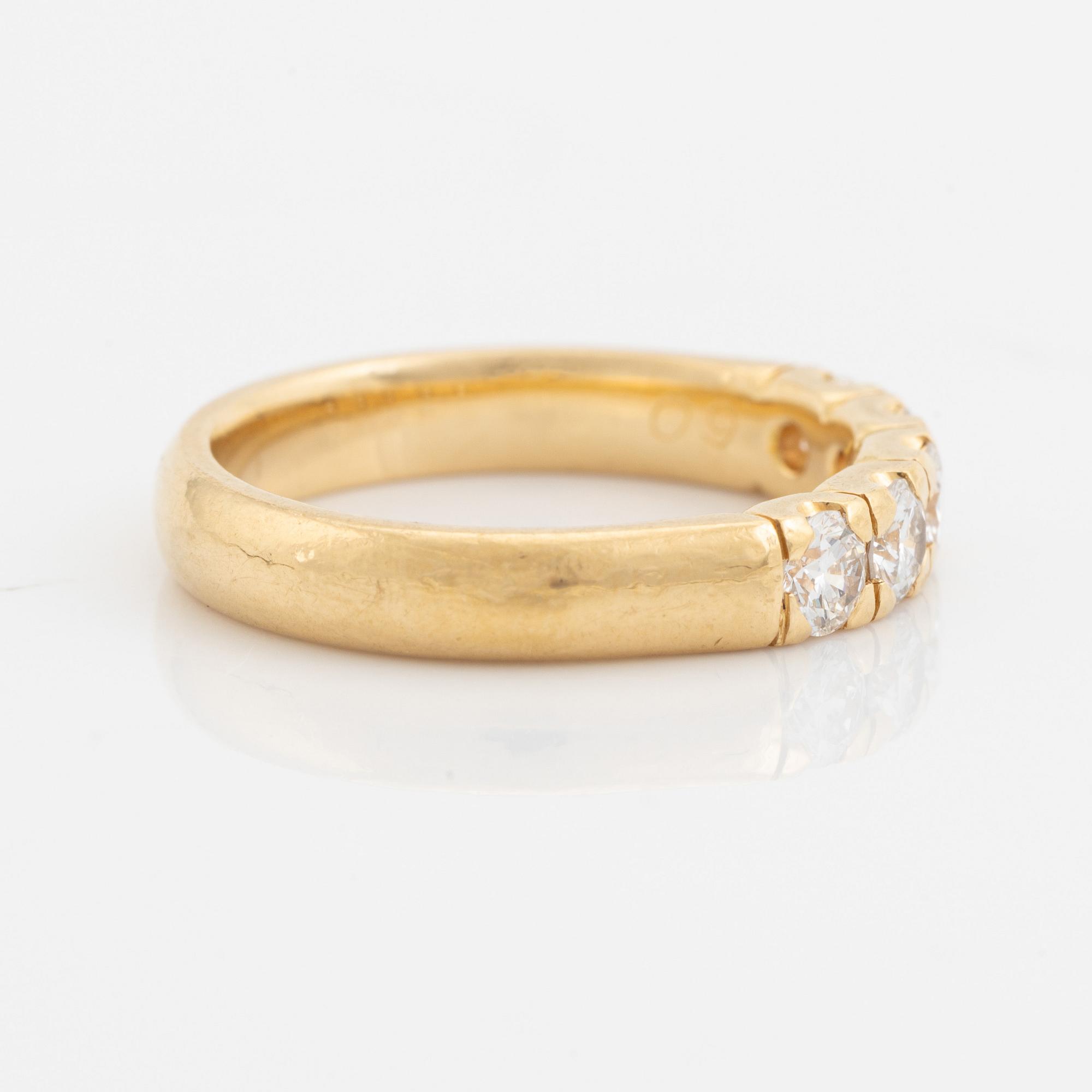 An Engelbert ring in 18K gold set with round brilliant-cut diamonds.