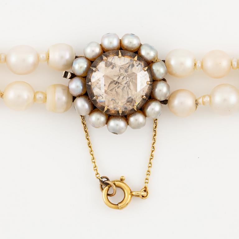 Pärlcollier två rader pärlor, sannolikt naturliga, lås med en rosenslipad diamant.