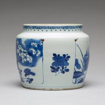 KRUKA, porslin. Qingdynastin, Kangxi (1662-1722).