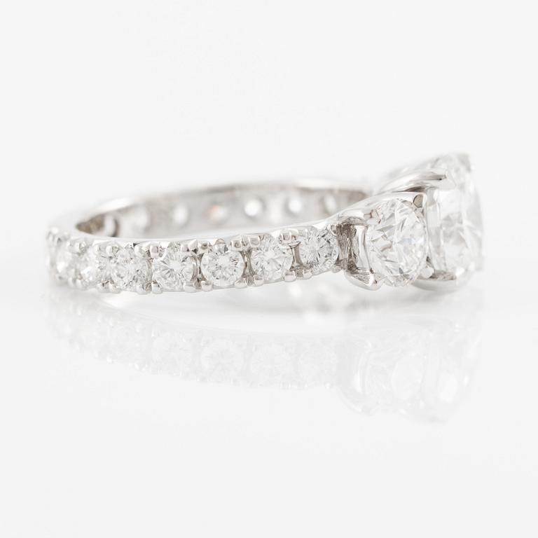 Ring, trestensring, 18K vitguld med briljantslipade diamanter.