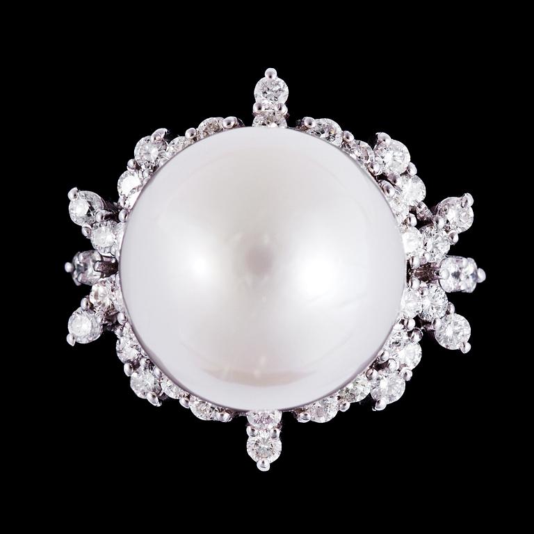 A cultured South sea pearl, 17,4 mm, and brilliant cut diamond ring, tot. app. 1.50 cts.
