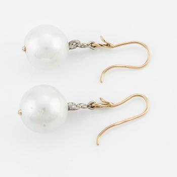 Earrings with cultured freshwater pearls and brilliant-cut diamonds.