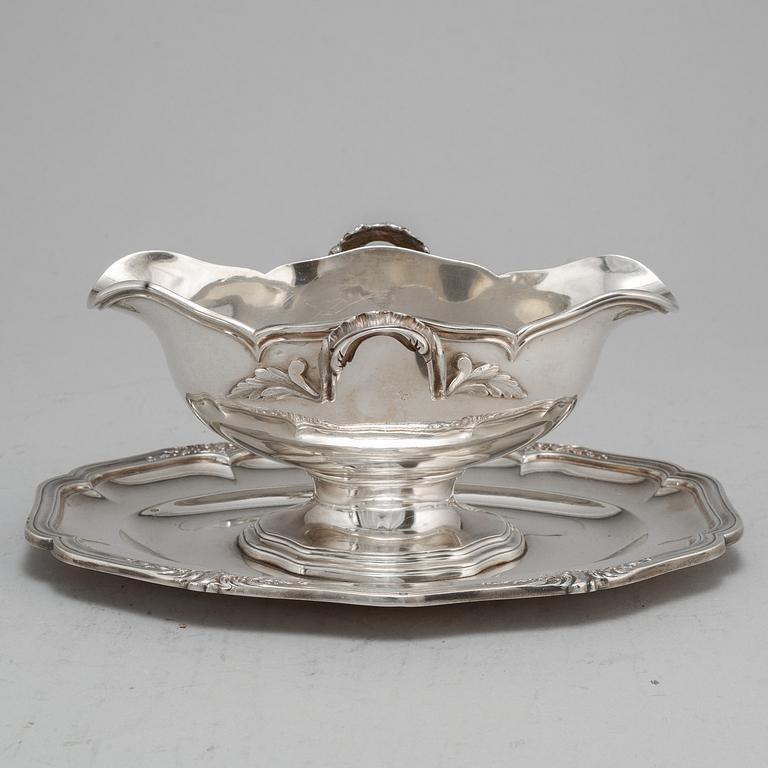 Såsskål på fat, silver 950/1000, icke identifierad mästarstämpel, troligen Paris efter 1838. Louis XV-stil.