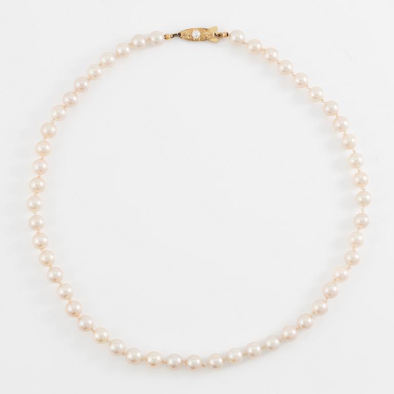 Pearl necklace, with cultured pearls, with a clasp in 14K gold.