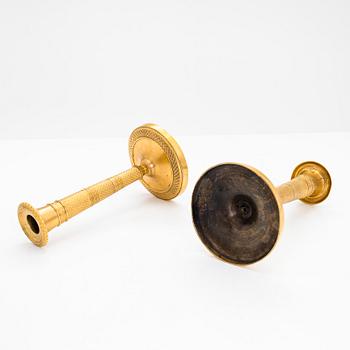Kynttilänjalkapari, kullattua pronssia, empiretyyli, 1800-luvun ensimmäinen puolisko.
