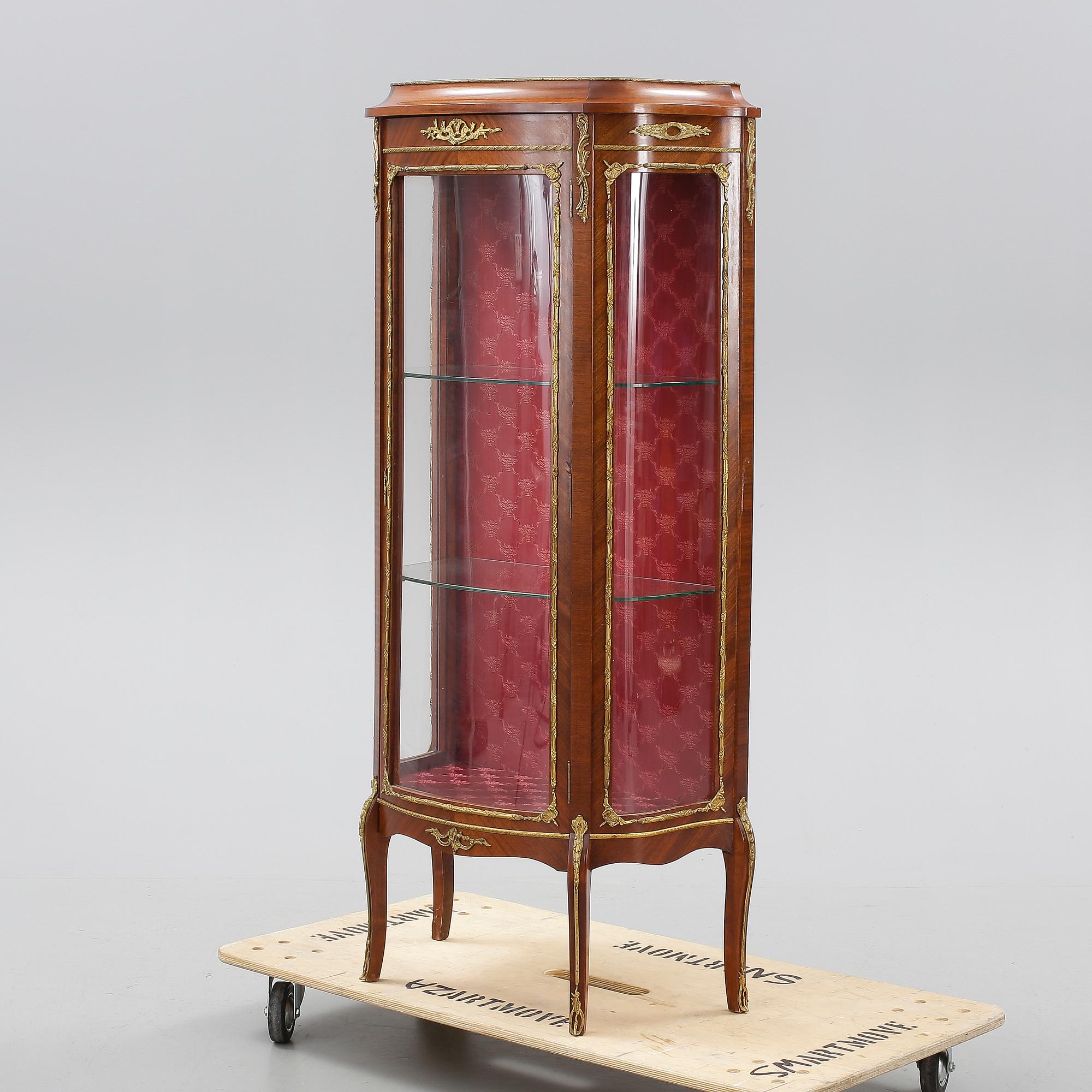 VITRINSKÅP, Louis XVI-stil, 1900-talets första hälft.