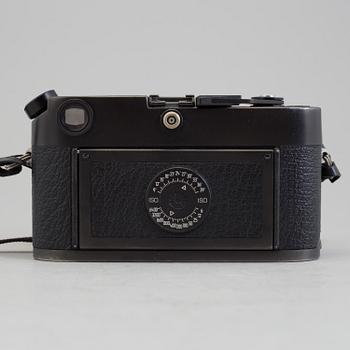 A black body Leica M6 no 1725111 from 1987 with Elmar 1:4/135. With original box.