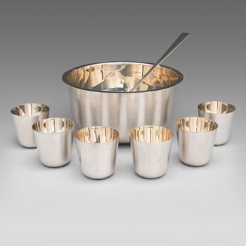 Pekka Piekäinen, A silver punch bowl with ladle and six beakers, marked PP, Auran Kultaseppä, Turku 1975-76.