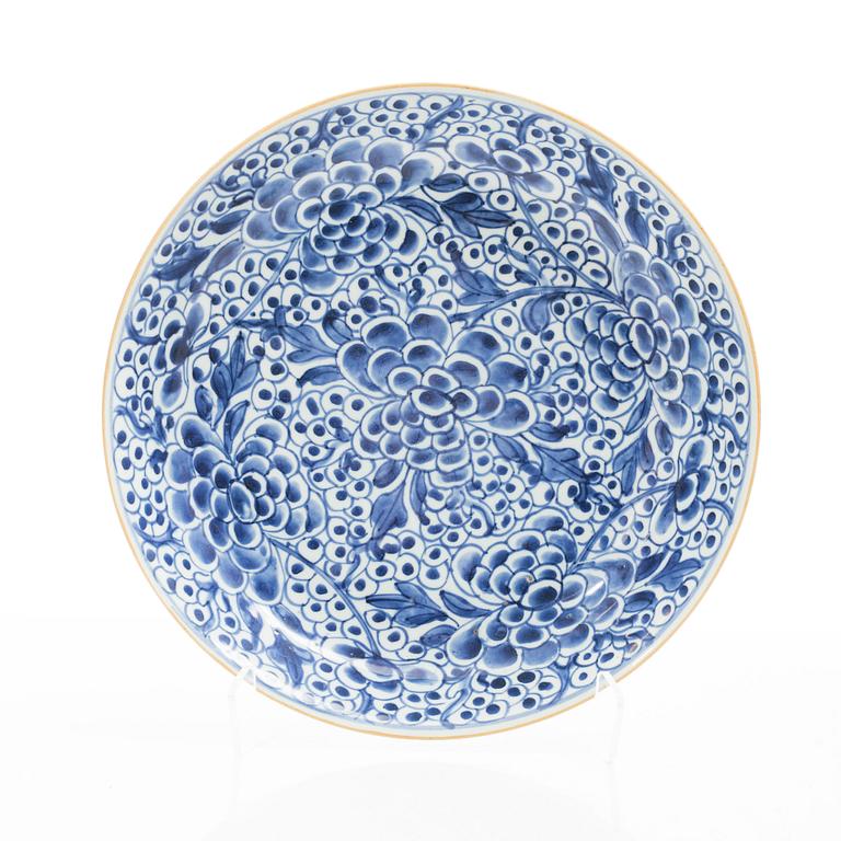 A group of three large Chinese blue and white porcelain dishes, Qing dynasty, Kangxi (1662-1722).