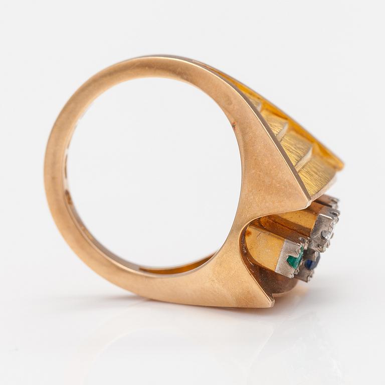 Leo Torikainen, Ring, 14K guld, safir, smaragd, rubin och diamanter. Pirkan kulta, Tammerfors 1963.