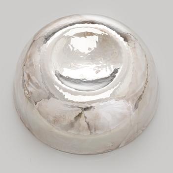 A. Tillander, skål, sterlingsilver och emalj. Helsingfors 2005.