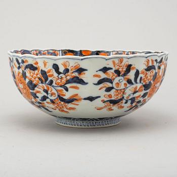 A imari scalloped bowl, Japan, Meiji (1868-1912).