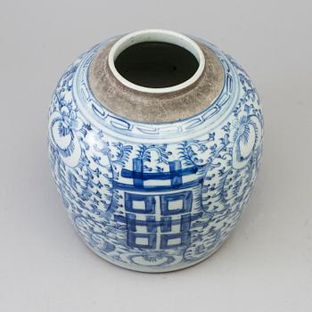 A blue and white porcelain jar, Qing dynasty, 19th century.