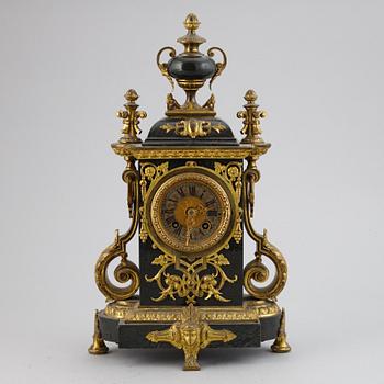 A Louis XVI-style mantel clock from Gustav Becker, ca 1900.