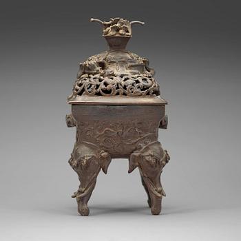 123. A bronze censer with cover, late Qing dynasty, 19th Century.