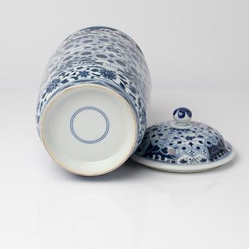 Urn with lid, China, 20th century.